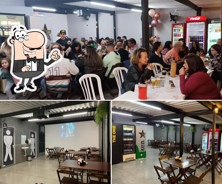 O interior do House One Burgers e Espetos