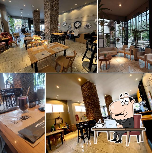 Sente em uma das mesas no Braziliano Café • Bar • Restaurante