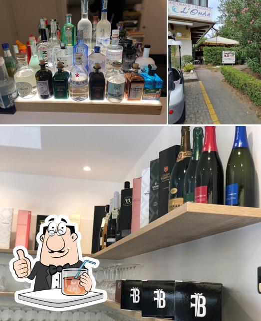 Questa è la foto che presenta la bevanda e esterno di L'Enoteca Wine Shop