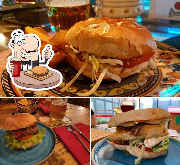 Gustati uno dei tipi di hamburger proposti a Amadeus Pub San Vendemiano