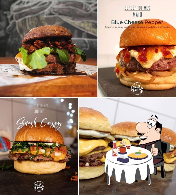 Experimente um dos hambúrgueres servidos no Reza a Lenda Feira de Santana