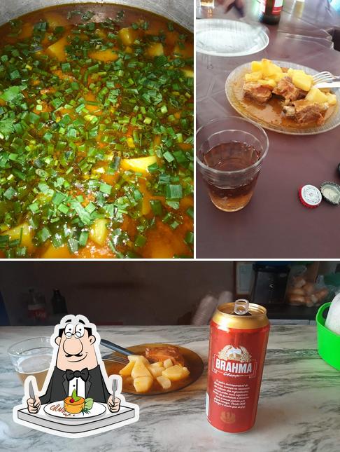 Confira a imagem apresentando comida e cerveja no Bar Matos e Matos