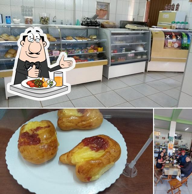 Entre diferentes coisas, comida e mesa de jantar podem ser encontrados no Padaria Brasil