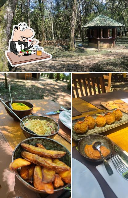 A comida e exterior do restaurante