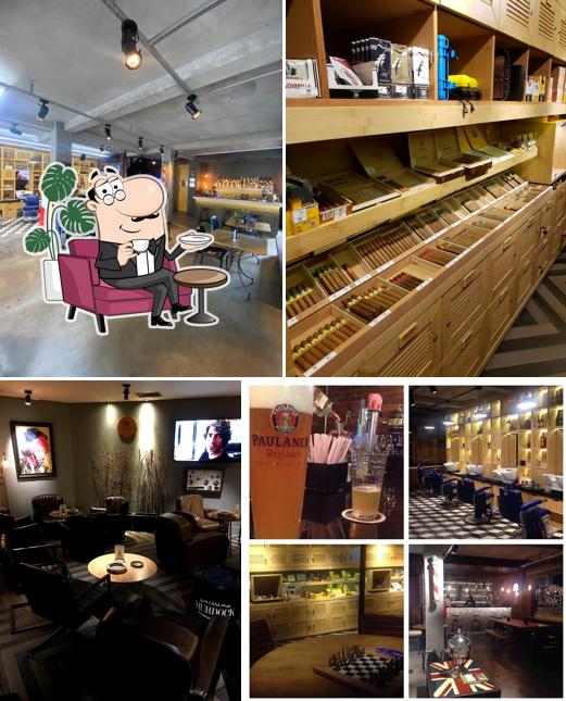 Sente em uma das mesas no Casa Murdock Barbearia & Tabacaria