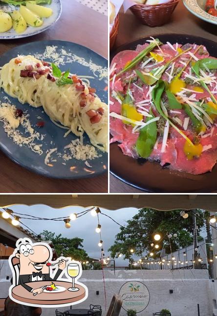 Dê uma olhada a foto ilustrando comida e interior no Capriccio Peruíbe