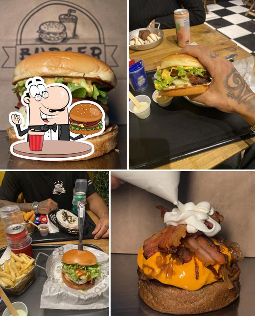 Deguste um dos hambúrgueres disponíveis no TOP DOGÃO