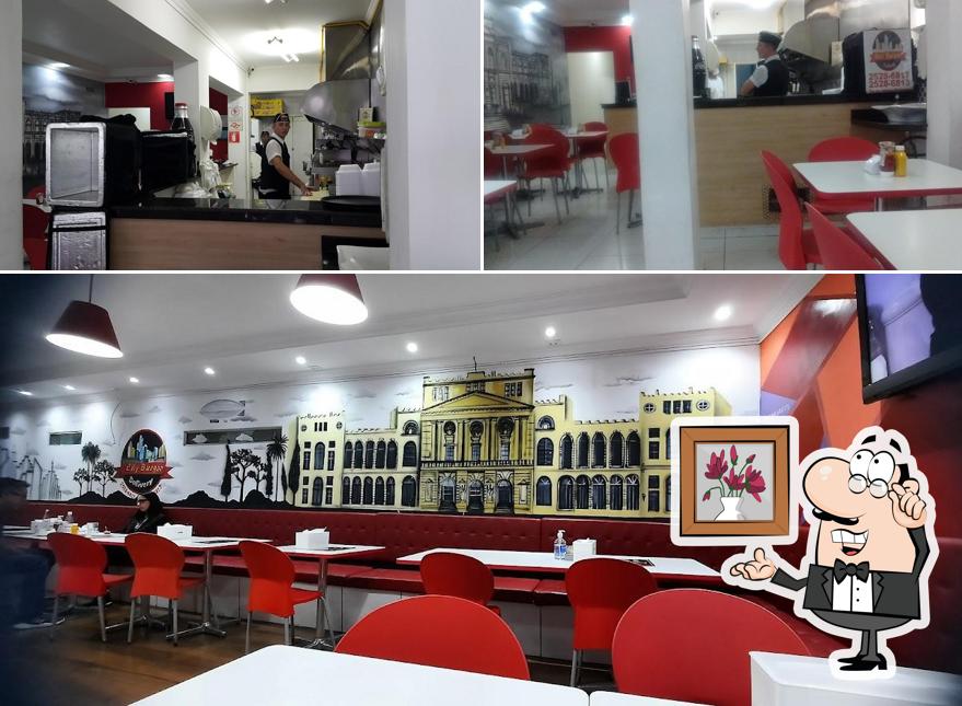 O interior do City Burguer