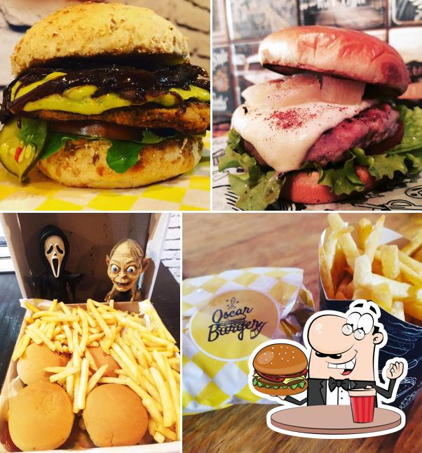 Deguste um dos hambúrgueres servidos no Burger Films - Hamburgueria Temática no Centro
