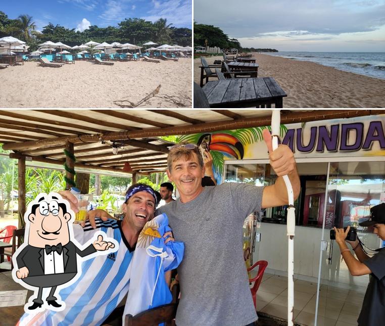 Sente em uma das mesas no Mundai Beach