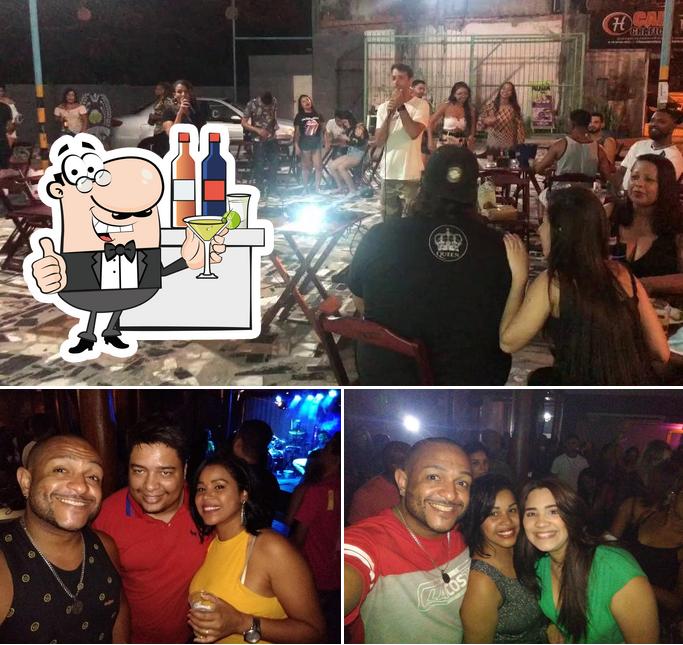 O UNIVERSIDADE DO CHOPP se destaca pelo balcão de bar e interior