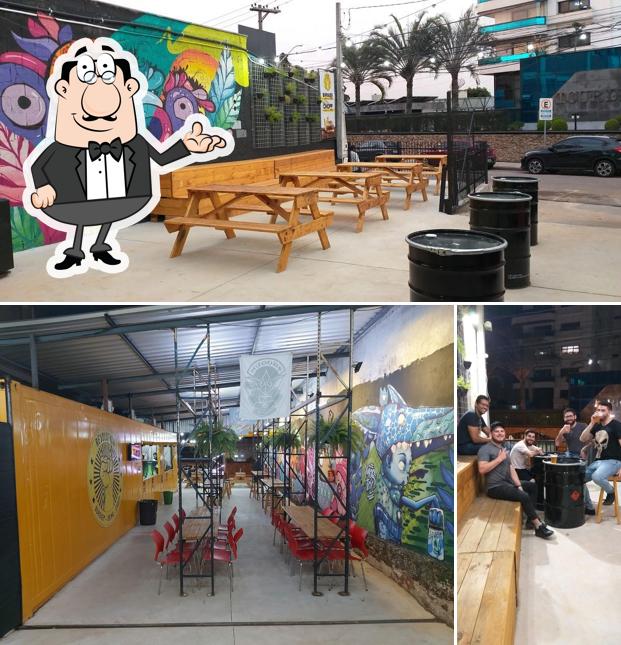 O interior do Revolution Burguer & Chopp - Jundiaí