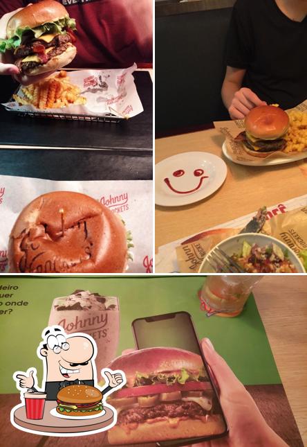 Peça um dos hambúrgueres disponíveis no Johnny Rockets João Pessoa