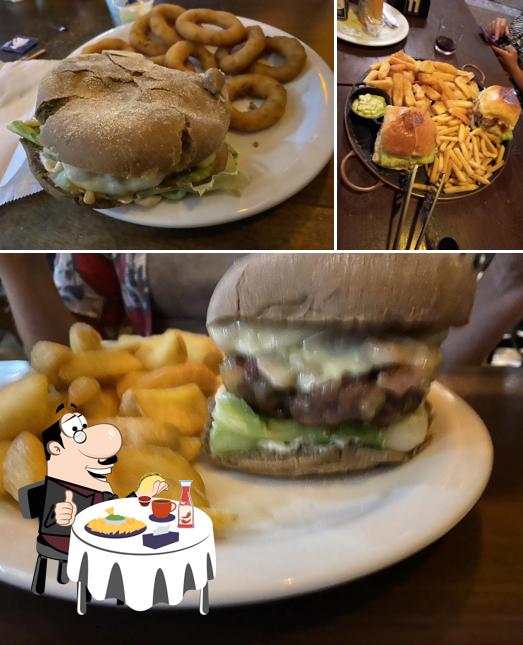 Os hambúrgueres do Beco Do Cantagalo / Hambúrgueria Rafa Burger Bar irão satisfazer uma variedade de gostos