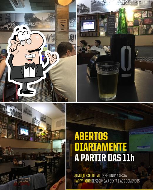 Sente em uma das mesas no Officina Cervejaria