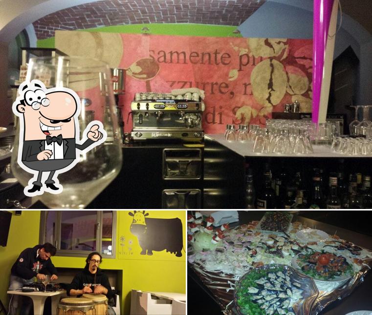 Tra le diverse cose da Interno Dodici Caffè si possono trovare la interni e cibo