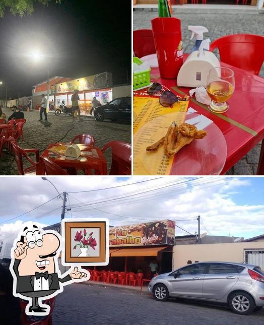 Sente em uma das mesas no Bar No Trabalho