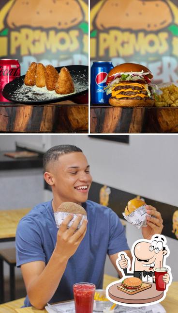Experimente um dos hambúrgueres servidos no Primos Burguer Feira de Santana