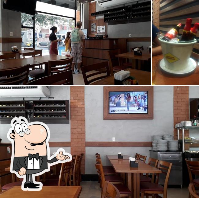 A interior e bebida do restaurante