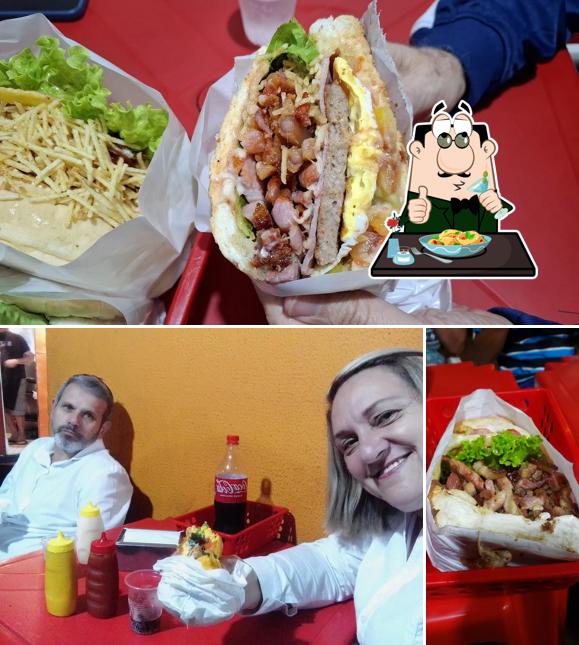 A comida e interior do restaurante