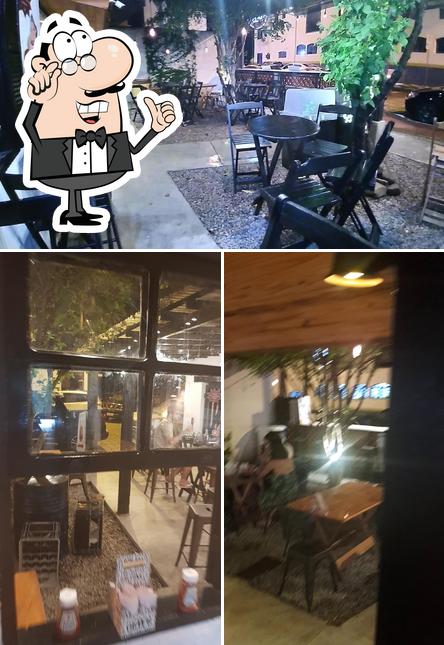 Sente em uma das mesas no HBI Play House