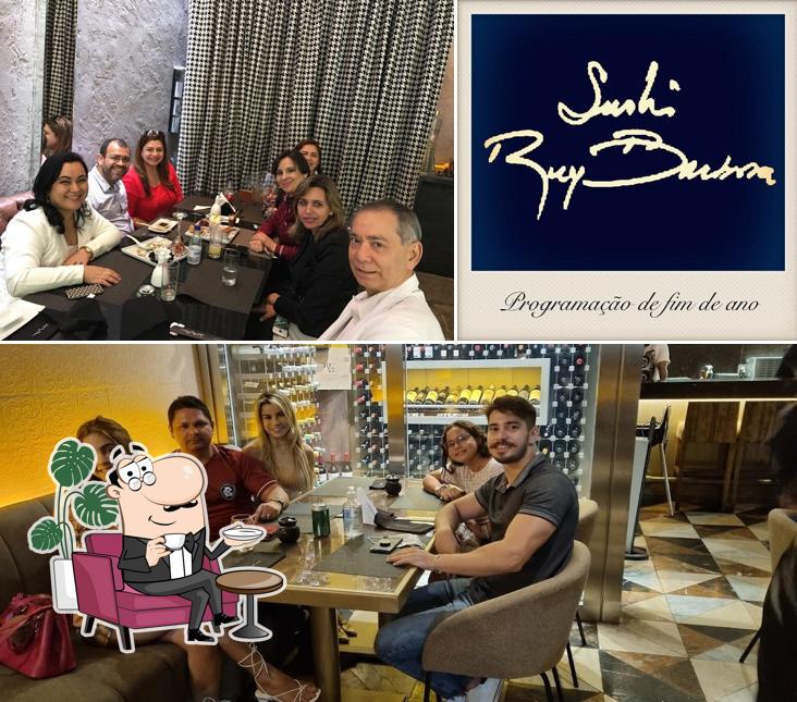 Sente em uma das mesas no Sushi Ruy Barbosa