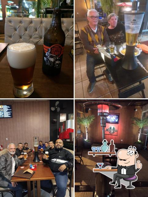 A ilustração a Xeque Mate Chopperia’s interior e bebida