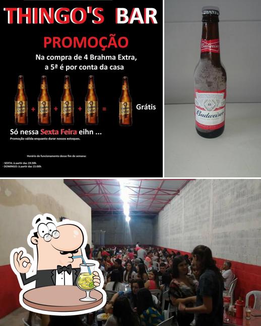 Esta é a foto ilustrando bebida e interior no Thingo's Bar