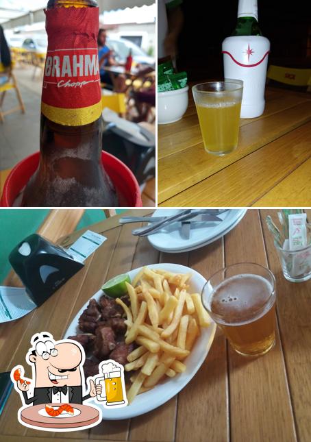 Desfute um copo de cerveja leve ou escura