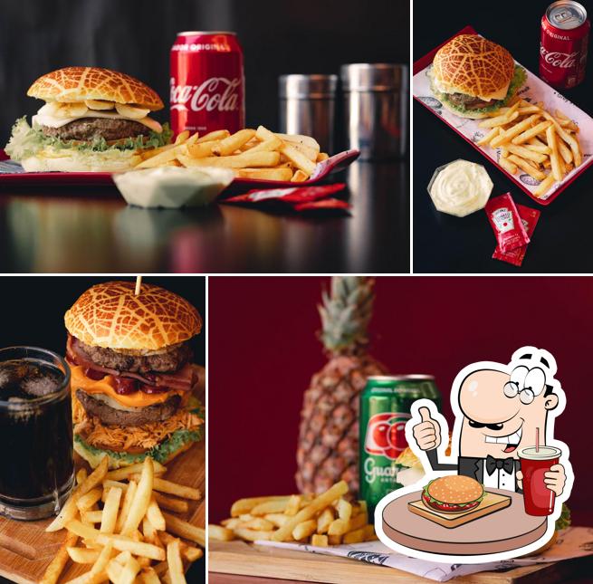 Deguste um dos hambúrgueres disponíveis no BB HAMBURGUERIA FAST FOOD BERNARDO MONTEIRO