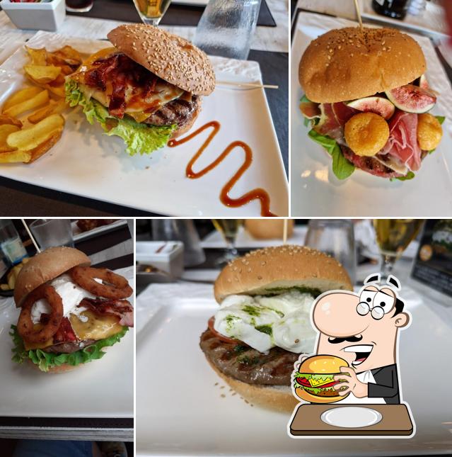 Ordina uno dei tipi di hamburger proposti a Officina dell'hamburger