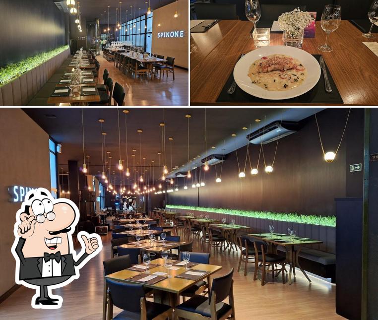 Sente em uma das mesas no Spinone Pasta Originale