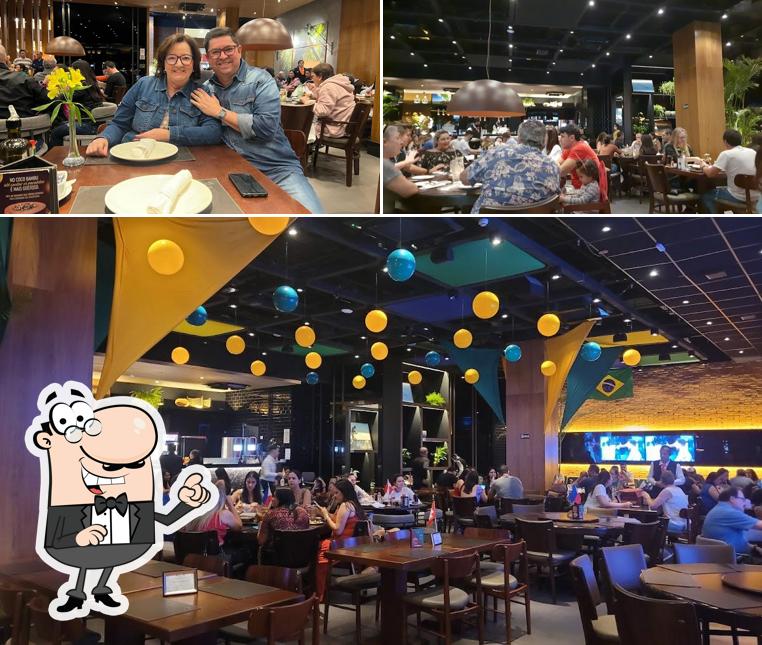 Sente em uma das mesas no Coco Bambu Jundiaí