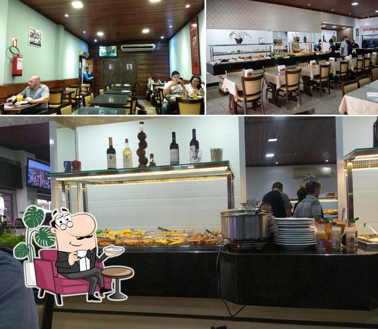 O interior do Restaurante Modelo Grill
