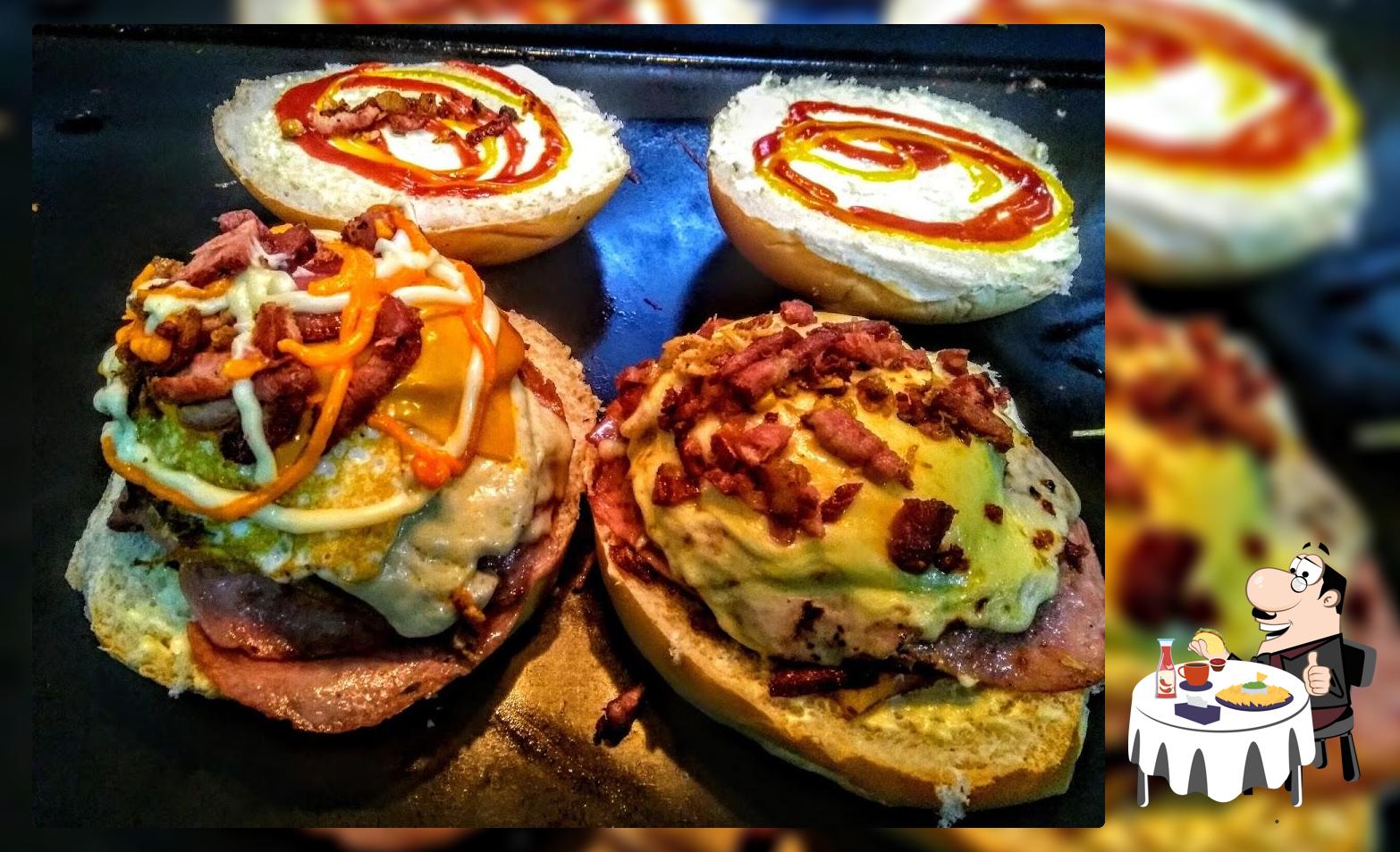 Experimente um dos hambúrgueres servidos no Siri Cascudo lanches