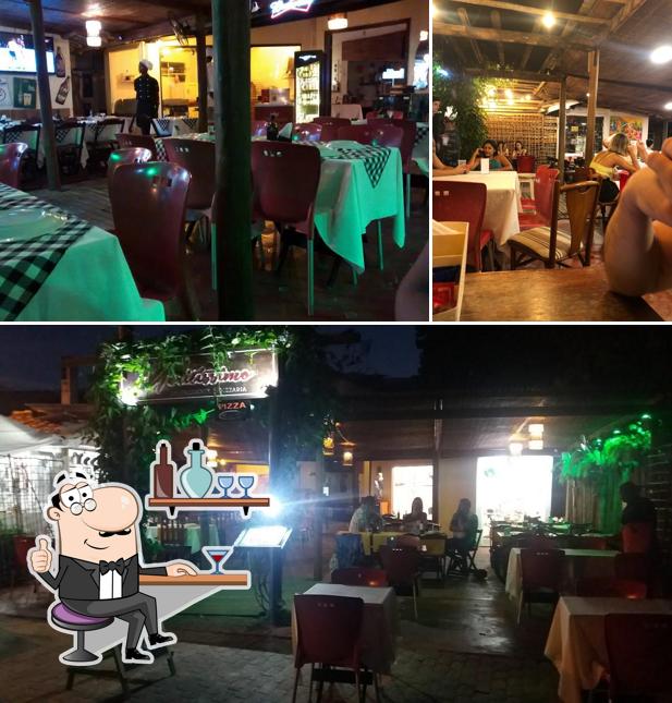 Sente em uma das mesas no Le Jardin