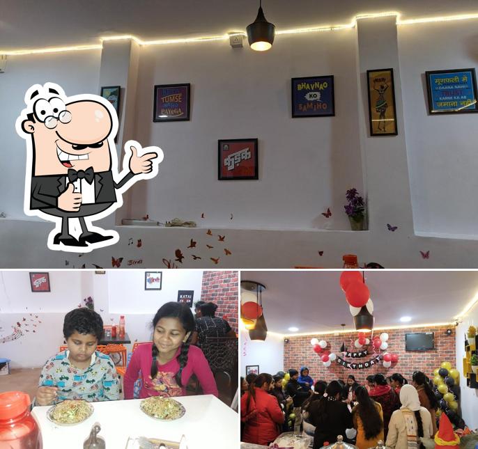 Here's a photo of R స్క్వేర్ ద పర్ఫెక్ట్ ప్లేట్