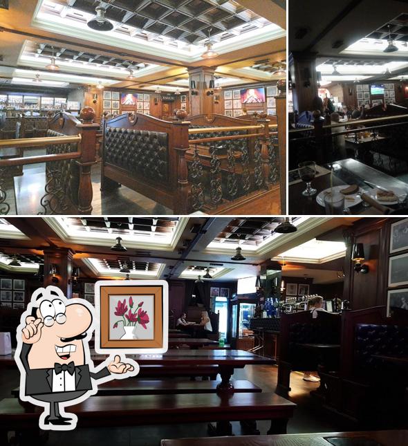 Installez-vous à l'une des tables de Kukhelʹ