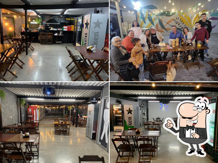 Sente em uma das mesas no House One Burgers e Espetos