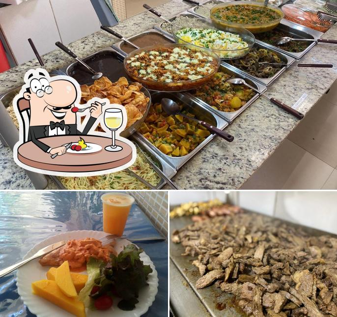 A comida e bebida do restaurante