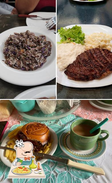 Entre diferentes coisas, comida e bebida podem ser encontrados no Reduto das Carnes