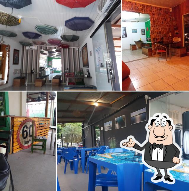 Sente em uma das mesas no Sucos & Cia