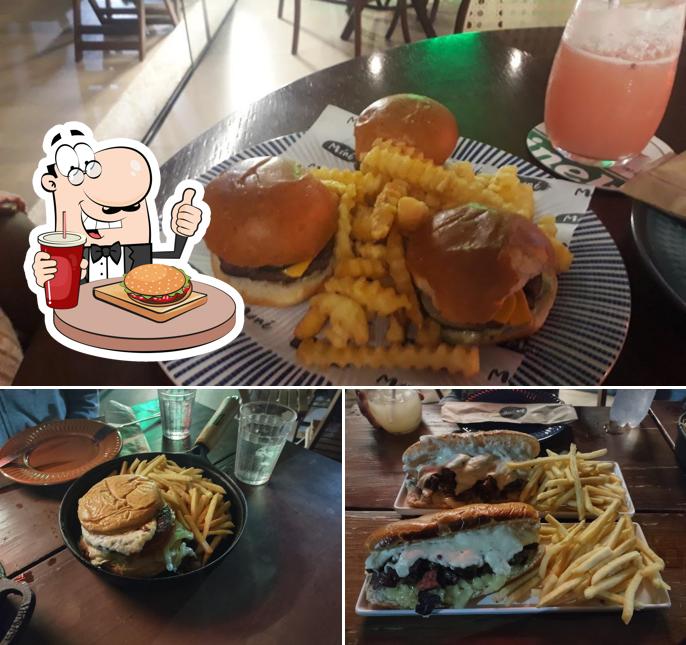 Experimente um hambúrguer no Mané Espetto Carioca - Cabo Frio