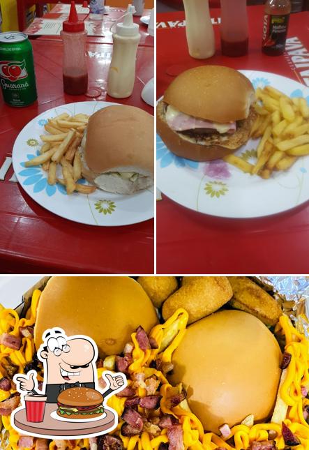 Deguste um dos hambúrgueres disponíveis no Lanchonete Diversão