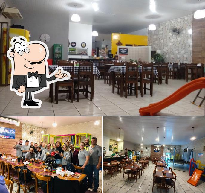 Sente em uma das mesas no Pizza & Cia à lenha