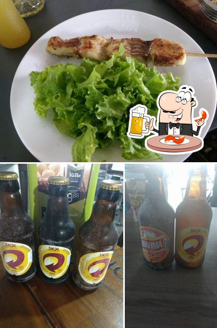 Desfute uma tulipa de cerveja leve ou escura