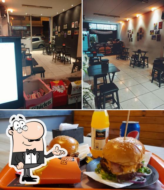 A interior e cidadãos do restaurante