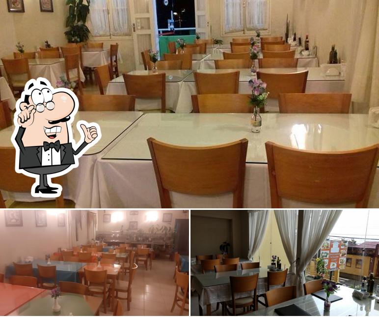 Sente em uma das mesas no Casa da Ostra Floripa