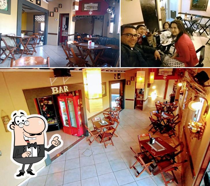 Sente em uma das mesas no Vini'gs Espetinhos