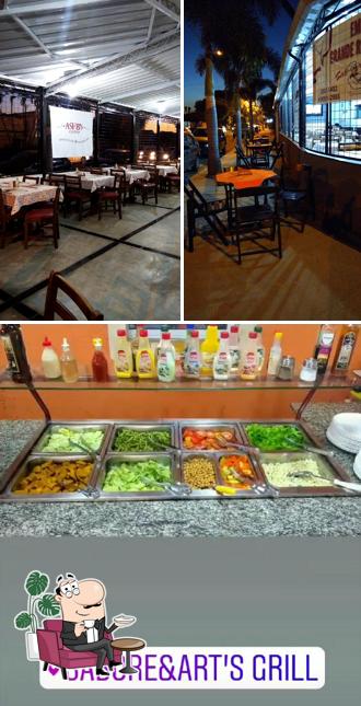 Sente em uma das mesas no Restaurante Sabore & Art's Cosmopolis